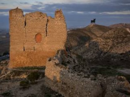 Ruinas del castillo de Alfajarín, en los Monegros, elevado sobre el valle del Ebro y el camino de Zaragoza a Barcelona.