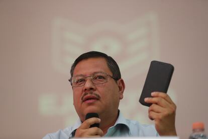 Raymundo Ramos en la conferencia de prensa donde dieron a conocer las acciones de espionaje.