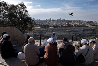 Un gu&iacute;a explica a turistas turcos la vista de la ciudad vieja de Jerusal&eacute;n.