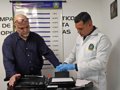 Un funcionario registra las huellas digitales de Salvatore Mancuso, este martes en Bogotá.