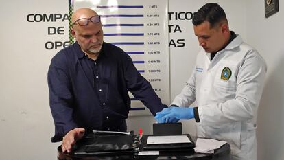 An official registers the fingerprints of Salvatore Mancuso in Bogotá, February 27.