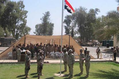 Ceremonia de entrega de la base de EE UU en Baquba al Ejército iraquí.