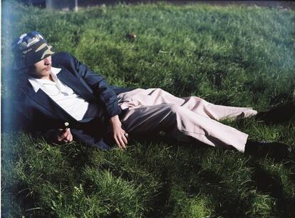 Taj lleva camisa y americana Massimo Dutti pantalón Kenzo, zapatos Prada y ‘bucket hat’ Hilfiger Collection.