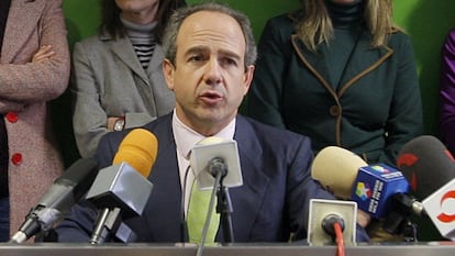 González Panero anuncia su dimisión como alcalde en 2009.