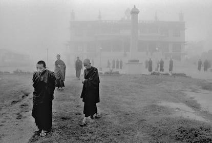 <p>Invierno en el monasterio de Sera (Bylakuppe, Karnataka, India). Bylakuppe es el segundo mayor asentamiento tibetano en el mundo fuera de Tíbet, después de Dharmashala. Está situado al oeste del distrito de Mysore en el estado indio de Karnataka, que está a aproximadamente 80 kilómetros de la ciudad de Mysore. </p> <p>Bylakuppe está formado por una serie de asentamientos agrícolas. Las colonias están cerca las unas de las otras, y hay una serie de monasterios y templos de todas las principales tradiciones budistas tibetanas. Las más destacadas son la institución monástica educativa del monasterio de Sera, el monasterio de Tashi Lhunpo que es más pequeño (ambos de la tradición Gelug), y el monasterio de Namdroling (de la tradición Nyingma). En Bylakuppe también hay muchas universidades budistas para prácticas budistas avanzadas.</p>