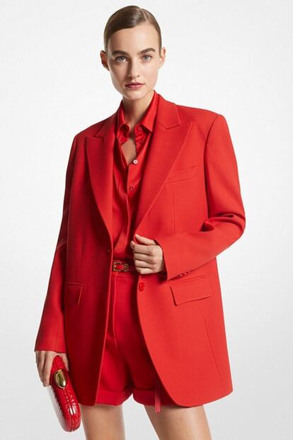 El rojo intenso tiñe este ‘look’ de Michael Kors Collection. La firma neoyorkina mezcla a la perfección el corte ‘oversize’ de la americana en crepé texturizado, con unos ‘shorts’ con vuelta en el bajo. CPV