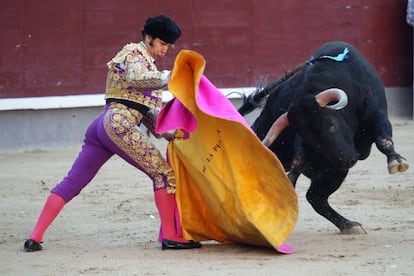 Morante de la Puebla, de capote, en la pasada feria de San Isidro en la plaza de toros de Las Ventas de Madrid.