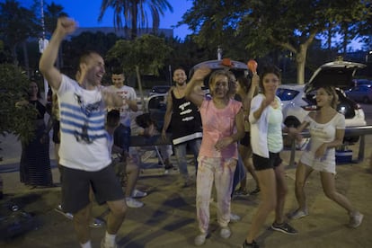 “Vamos, vamos, más rápido… hasta la línea, hasta la línea”, gritaban los agentes.