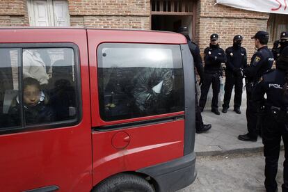 Parte de las familias se montan en una furgoneta dispuestas a dejar el que ha sido su hogar en los últimos años.