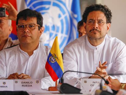 Danilo Rueda, el Alto Comisionado para la Paz de Colombia y el Senador Iván Cepeda asisten a una conferencia de prensa para anunciar la segunda ronda de conversaciones de paz entre el gobierno de Colombia y el ELN para este año, en Caracas, Venezuela, el 21 de enero de 2023.