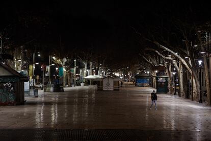 La Rambla de Barcelona, durante la primera noche del nuevo toque de queda ordenado por el Govern.