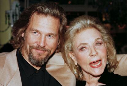 El actor Jeff Bridges y la actriz Lauren Bacall, parte del reparto la película 'El amor tiene dos caras', en una fiesta en Nueva York en 1996.