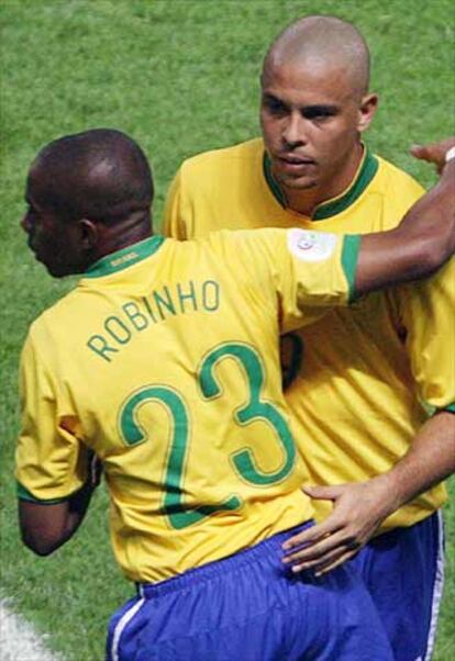 Ronaldo es sustituido por Robinho en el primer partido de Brasil en Alemania 2006.