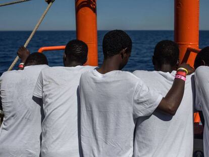 Migrantes rescatados en el Mediterr&aacute;neo por el buque de las ONG SOS M&eacute;diterran&eacute;e y M&eacute;dicos sin Fronteras el 16 de agosto.