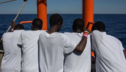 Migrantes rescatados en el Mediterr&aacute;neo por el buque de las ONG SOS M&eacute;diterran&eacute;e y M&eacute;dicos sin Fronteras el 16 de agosto.
