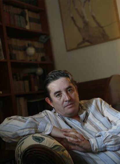 El poeta Luis García Montero, en su casa de Madrid.