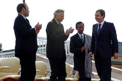 Mohamed VI, el primer ministro francés, Dominique de Villepin, y el presidente de Madagascar aplauden el discurso de Zapatero pronunciado en Rabat el pasado día 16.