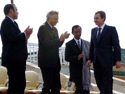 Mohamed VI, el primer ministro francés, Dominique de Villepin, y el presidente de Madagascar aplauden el discurso de Zapatero pronunciado en Rabat el pasado día 16.