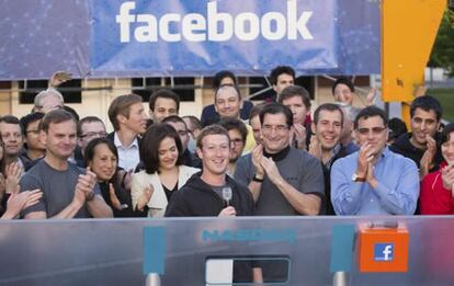 El presidente ejecutivo de Facebook, Mark Zuckerberg, da el toque de campana del Nasdaq. Lo hace remotamente, desde Menlo Park (California).