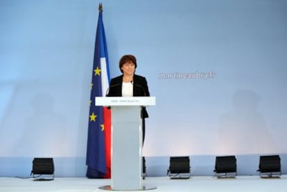 Aubry presenta su candidatura para las elecciones primarias del Partido Socialista francés hoy en una conferencia de prensa que ha ofrecido en Lille, localidad de la que es alcaldesa.