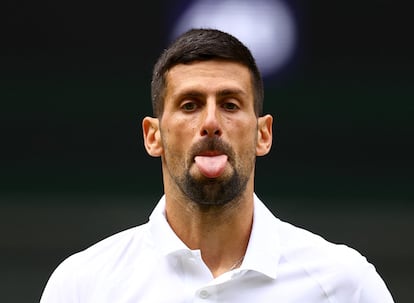 El tenista serbio Novak Djokovic hace un gesto, durante el partido. 