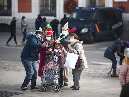 Una familia se hace una foto en la Puerta del Sol, en Madrid (España), el 30 de diciembre de 2020.