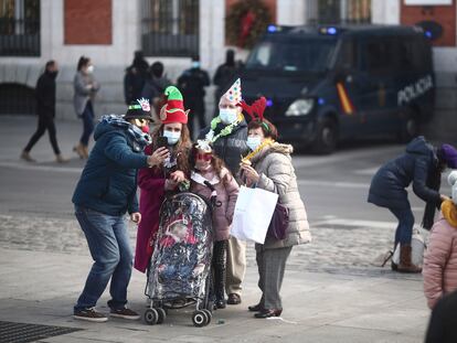 Una familia se hace una foto en la Puerta del Sol, en Madrid (España), a 30 de diciembre de 2020. La Policía Municipal desalojará la Puerta del Sol a partir de las 22 horas en la 'Preuvas', de este miércoles, y en Nochevieja, el jueves, según ha adelantado el alcalde de Madrid, José Luis Martínez-Almeida.
30 DICIEMBRE 2020;NOCHEVIEJA;PUERTA DEL SOL;MADRID;COMUNIDAD DE MADRID;TRADICIONES;FESTIVIDADES;NAVIDAD;CORONAVIRUS
Eduardo Parra / Europa Press
30/12/2020