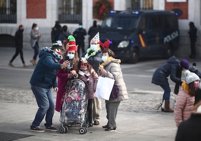 Una familia se hace una foto en la Puerta del Sol, en Madrid (España), a 30 de diciembre de 2020. La Policía Municipal desalojará la Puerta del Sol a partir de las 22 horas en la 'Preuvas', de este miércoles, y en Nochevieja, el jueves, según ha adelantado el alcalde de Madrid, José Luis Martínez-Almeida.
30 DICIEMBRE 2020;NOCHEVIEJA;PUERTA DEL SOL;MADRID;COMUNIDAD DE MADRID;TRADICIONES;FESTIVIDADES;NAVIDAD;CORONAVIRUS
Eduardo Parra / Europa Press
30/12/2020