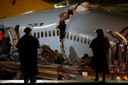 Detalle del fuselaje del avión partido tras salirse de la pista de aterrizaje.