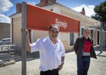 El exalcalde de Soneja Emilio Ginés y el actual alcalde, Benjamín Escriche.