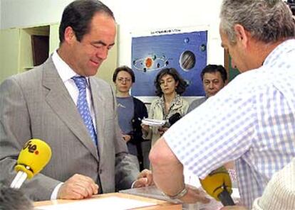 El presidente de Castilla-La Mancha, Jos Bono, vota ayer en un colegio de Salobre (Albacete).