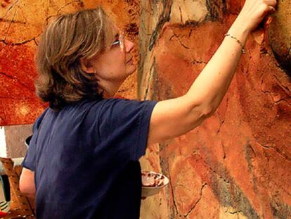 Matilde Múzquiz, trabajando en las réplicas de Altamira.