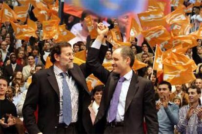 Mariano Rajoy y Francisco Camps, presidente de la Generalitat valenciana, durante el mitin.