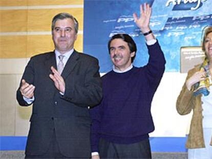José María Aznar, entre Gustavo Alcalde y Luisa Fernanda Rudi, el sábado pasado en Zaragoza.