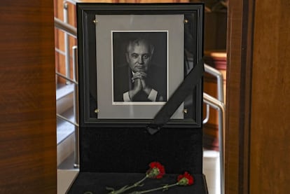 Un retrato del ex presidente soviético, que puso fin a la Guerra Fría, recibió flores este miércoles en su oficina en la sede de la Fundación Gorbachov, en Moscú. La despedida oficial tendrá lugar el sábado en Casa de Sindicatos de la capital rusa.