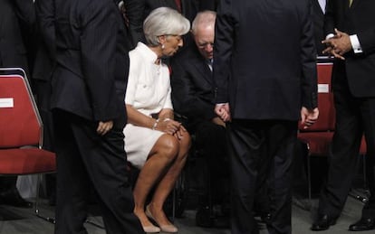 Christine Lagarde, directora gerentes del FMI, habla con el ministro de Finanzas de Alemania, Wolfgang Sch&auml;uble, en una reuni&oacute;n del Fondo celebrada en octubre de 2012  