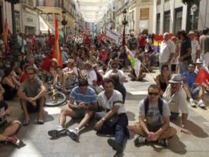 Los participantes de la marcha "Andalucía en pie" convocada por el Sindicato Andaluz de Trabajadores (SAT) en una sentada ayer en Málaga.