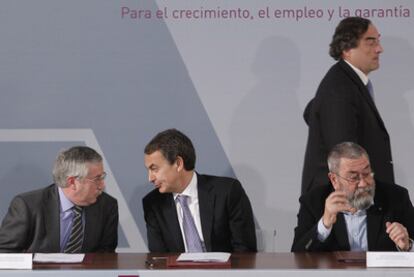 De izquierda a derecha, Ignacio Fernández Toxo (CCOO), José Luis Rodríguez Zapatero, Cándido Méndez (UGT) y Juan Rosell (CEOE).