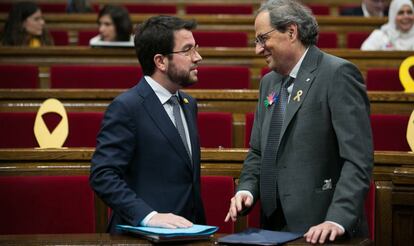 Aragonès (izq.) y Torra en el Parlament el pasado 27 de febrero.
