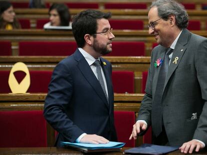 Aragonès (izq.) y Torra en el Parlament el pasado 27 de febrero.