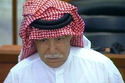 Barzan Ibrahim al Tikriti, hermanastro del ex dictador y ex director de los servicios de inteligencia, ha sido sentenciado a la horca, como también lo ha sido el ex presidente del Tribunal Revolucionario Awad Ahmed al Bandar. El ex vicepresidente Taha Yassin Ramadan ha sido castigado con cadena perpetua; otros tres ex colaboradores de Sadam Husein han sido condenados a 22 años de cárcel, y uno más ha sido absuelto.