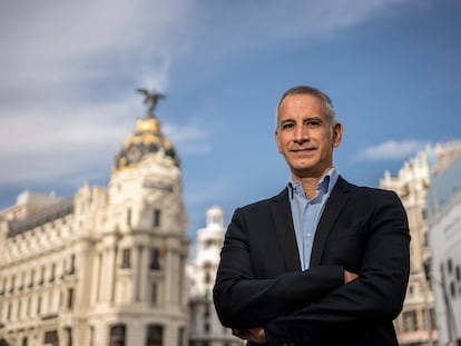 Rubén Gallo, profesor de la Universidad de Princeton, escritor y novelista, fotografiado en la calle de Alcalá de Madrid.