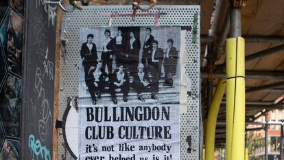 Un poster en Manchester mostraba en 2020 la foto de una decena de miembros del club Bullindog, de la Universidad de Oxford, probablemente tomada en 1987. Desde la izquierda, David Cameron es el segundo de pie y Boris Johnson, el tercero sentado.