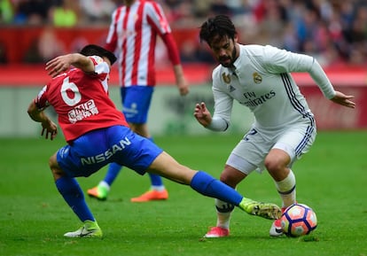 Isco (d), centrocampista del Real Madrid Real, se hace con el balón tras una jugada ante Fernando Amorebieta.