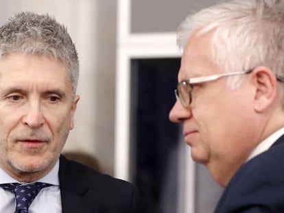 Spanish Interior Minister Fernando Grande-Marlaska (l) with his Portuguese counterpart in Bucharest on Thursday.