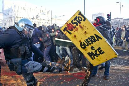 Varios policías se enfrentan a unos estudiantes durante una manifestación en contra de los recortes educativos en Milán (Italia).