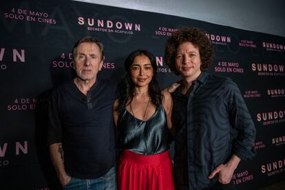 Tim Roth, la actriz mexicana Izúa Larios y el director de cine mexicano Michel Franco.