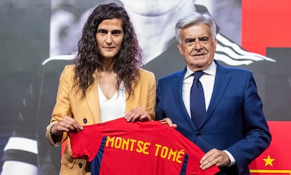 Montse Tomé junto a Pedro Rocha, durante su presentación como entrenadora de la selección femenina española en un acto celebrado en Madrid, el 18 de septiembre de 2023. 