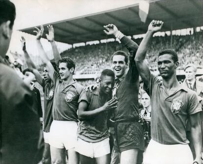 Pelé, de 17 años, con el portero Gylmar Dos Santos Neves, luego del triunfo 5-2 sobre Suecia, en la final del mundial de 1958.