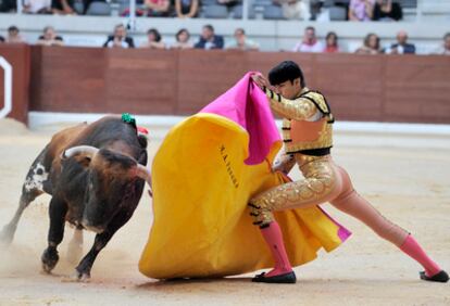 Miguel Ángel Perera con el primer toro de su lote.